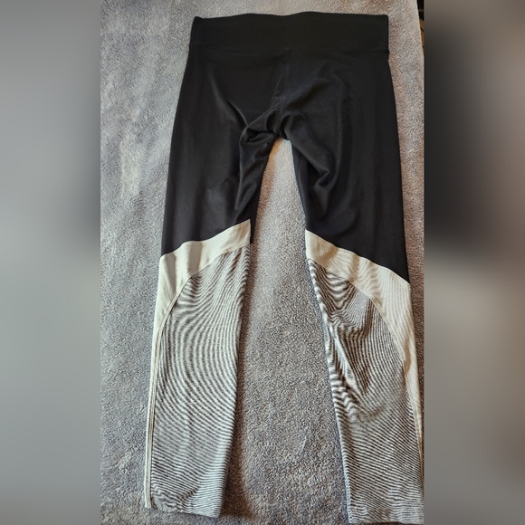 Women's Victoria's Secret Yoga Leggings size Large - Picture 5 of 5